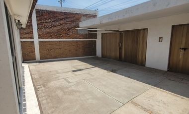 Casa con doble accesos a unos metros de Calle Morelos.