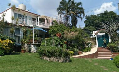 Una Casa en la Zona Dorada Jardines de Cuernavaca con Alberca Tamplada y Cancha de Raquet, Cuernavaca Morelos