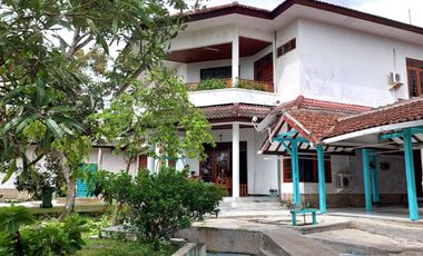 Rumah Halaman Luas dengan Kolam Renang dekat Jalan Raya Tajem