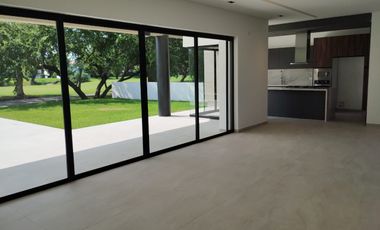 Casa nueva en Paraíso Country Cllub, con vista al campo de golf y recámara en PB