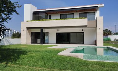 Casa nueva en Paraíso Country Cllub, con vista al campo de golf y recámara en PB