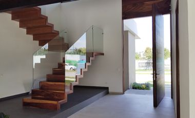 Casa nueva en Paraíso Country Cllub, con vista al campo de golf y recámara en PB