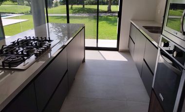 Casa nueva en Paraíso Country Cllub, con vista al campo de golf y recámara en PB
