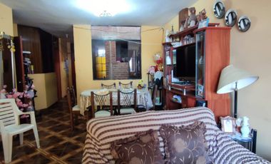 VENDO CASA EN ZONA COMERCIAL POR EL MERCADO MODELO DE PIURA