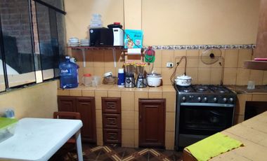 VENDO CASA EN ZONA COMERCIAL POR EL MERCADO MODELO DE PIURA