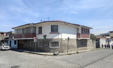 Casa esquinera de venta en el Centro de Machachi, Ecuador