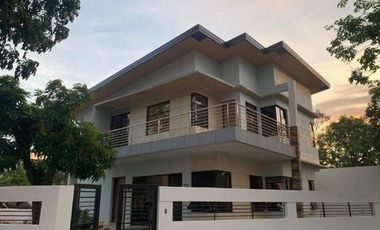 2Storey with 4BR Brand New Modern House For Rent in Multinational Village, Parañaque