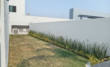 UTILICE SU CRÉDITO EN ÉSTA HERMOSA CASA EN CONDOMINIO CON DOBLE VIGILANCIA. SANTA FÉ