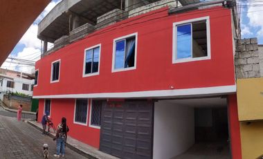 Casa ESQUINERA en venta, es  RENTERA tiene 3 departamentos, 3 locales coemrciales, Sector Martha Bucaram, Sur de Quito, Ecuador