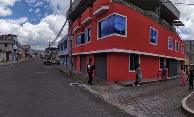 Casa ESQUINERA en venta, es  RENTERA tiene 3 departamentos, 3 locales coemrciales, Sector Martha Bucaram, Sur de Quito, Ecuador