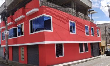 Casa ESQUINERA en venta, es  RENTERA tiene 3 departamentos, 3 locales coemrciales, Sector Martha Bucaram, Sur de Quito, Ecuador