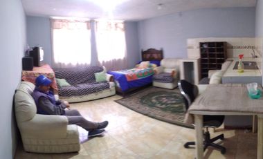 Casa ESQUINERA en venta, es  RENTERA tiene 3 departamentos, 3 locales coemrciales, Sector Martha Bucaram, Sur de Quito, Ecuador