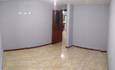 Casa ESQUINERA en venta, es  RENTERA tiene 3 departamentos, 3 locales coemrciales, Sector Martha Bucaram, Sur de Quito, Ecuador