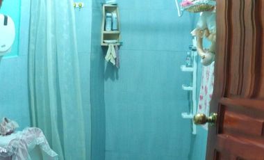 Casa ESQUINERA en venta, es  RENTERA tiene 3 departamentos, 3 locales coemrciales, Sector Martha Bucaram, Sur de Quito, Ecuador