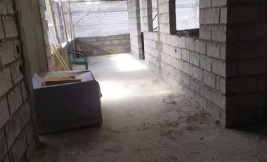 Casa ESQUINERA en venta, es  RENTERA tiene 3 departamentos, 3 locales coemrciales, Sector Martha Bucaram, Sur de Quito, Ecuador