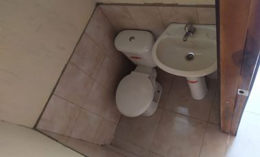 Casa ESQUINERA en venta, es  RENTERA tiene 3 departamentos, 3 locales coemrciales, Sector Martha Bucaram, Sur de Quito, Ecuador