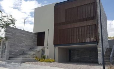 En renta casa en Lomas de El Campanario IV 3 recàmaras estudio terraza vigilancia VL-24-122