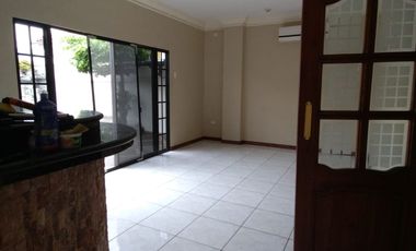 Samborondon, Se renta linda casa de 3 dormitorios con piscina