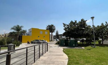 DEPARTAMENTO TOTALMENTE AMUEBLADO EN RENTA EN NATURA RESIDENCIAL, TORRE CON ALBERCA ,GYM Y CANCHA DE TENIS