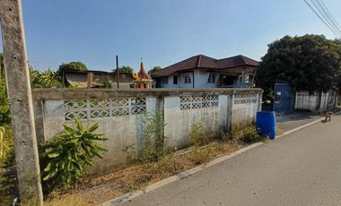 ขายถูกมาก !! บ้านพร้อมที่ดิน  2 หลัง  ซอยตะวันออก 60 เลียบคลอง 6 ขนาดพื้นที่ใช้สอย 240  ตรม.พื้นที่ดิน  229 ตร.ว เหมาะแก่การพักอาศัย เชื่อมต่อ ถ.รังสิ