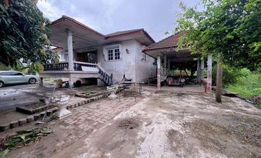 ขายถูกมาก !! บ้านพร้อมที่ดิน  2 หลัง  ซอยตะวันออก 60 เลียบคลอง 6 ขนาดพื้นที่ใช้สอย 240  ตรม.พื้นที่ดิน  229 ตร.ว เหมาะแก่การพักอาศัย เชื่อมต่อ ถ.รังสิ
