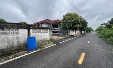 ขายถูกมาก !! บ้านพร้อมที่ดิน  2 หลัง  ซอยตะวันออก 60 เลียบคลอง 6 ขนาดพื้นที่ใช้สอย 240  ตรม.พื้นที่ดิน  229 ตร.ว เหมาะแก่การพักอาศัย เชื่อมต่อ ถ.รังสิ