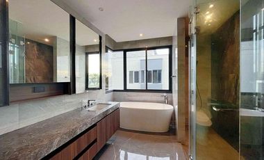 Lake Legend Bangna-Suvarnabhumi Luxury mansion, on the edge of the lake, the only one in Bangna area