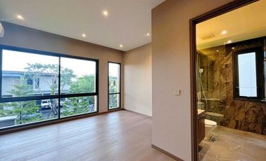 Lake Legend Bangna-Suvarnabhumi Luxury mansion, on the edge of the lake, the only one in Bangna area