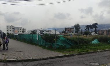 Arriendo terreno comercial de 2,500 m2 en una avenida principal de Quiitumbe