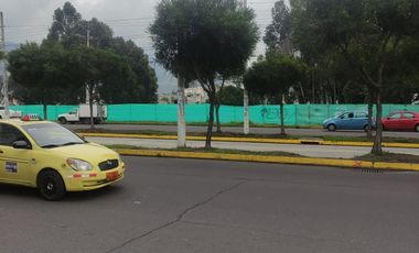 Arriendo terreno comercial de 2,500 m2 en una avenida principal de Quiitumbe