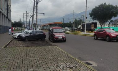 Arriendo terreno comercial de 2,500 m2 en una avenida principal de Quiitumbe