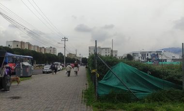 Arriendo terreno comercial de 2,500 m2 en una avenida principal de Quiitumbe