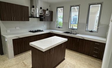 Samborondon, Venta de hermosa casa 4 dormitorios con jacuzzi y sauna