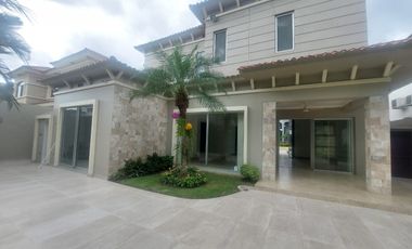 Samborondon, Venta de hermosa casa 4 dormitorios con jacuzzi y sauna