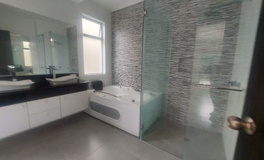 Samborondon, Venta de hermosa casa 4 dormitorios con jacuzzi y sauna