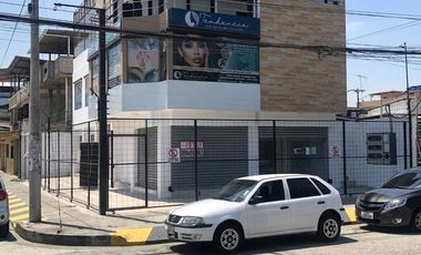 ALQUILO EXCEPCIONAL LOCAL DE 3 CUERPOS EN TODA LA  PLANTA BAJA