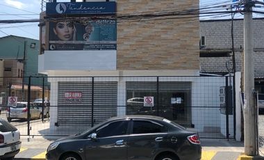 ALQUILO EXCEPCIONAL LOCAL DE 3 CUERPOS EN TODA LA  PLANTA BAJA