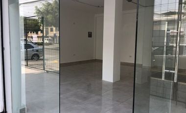ALQUILO EXCEPCIONAL LOCAL DE 3 CUERPOS EN TODA LA  PLANTA BAJA