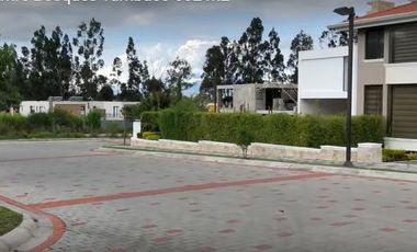Terreno en venta en urbanización sector Ruta Viva Tumbaco Ecuador