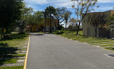 $899,999 Una Casa con Alberca con Ambiente de Campo en La Provincia Xochitepec Morelos