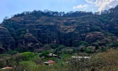 Se vende terreno con excelentes vistas a los cerros, ubicado en el paraje Tepochotitla, en la Comunidad de Santo Domingo Ocotitlán en Tepoztlán, Morelos