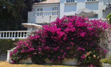 SE VENDE PRECIOSA CASA CON HERMOSOS JARDINES Y VISTA A LA BARRANCA