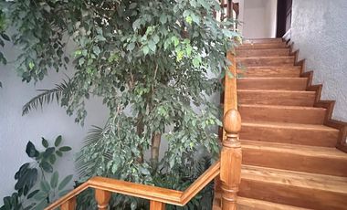 SE VENDE PRECIOSA CASA CON HERMOSOS JARDINES Y VISTA A LA BARRANCA