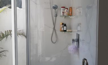 SE VENDE PRECIOSA CASA CON HERMOSOS JARDINES Y VISTA A LA BARRANCA