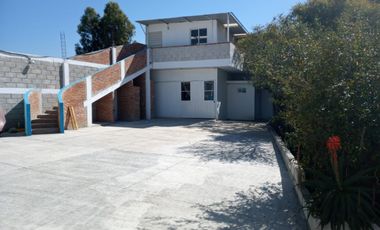 Propiedad  con oficinas y patio amplio muy cerca de la Volkswagen