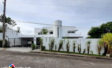 WHITE HOUSE WITH SWIMMING POOL FOR SALE IN BULACAO PARDO CEBU