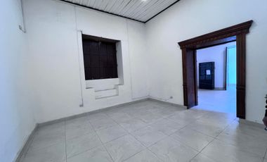 Casa rentera en venta en el centro de Loja