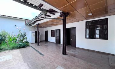 Casa rentera en venta en el centro de Loja