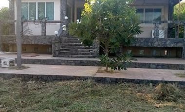 Single house for sale, spacious area, next to the main road, 271 sq m, near government agencies.