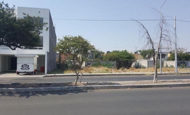 Terreno en venta sobre av de la Patria casi esquina Pie  la Cuesta frente a UTEQ